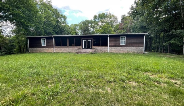 Spacious 7-bedroom cabin in charming Clifton with WiFi, AC