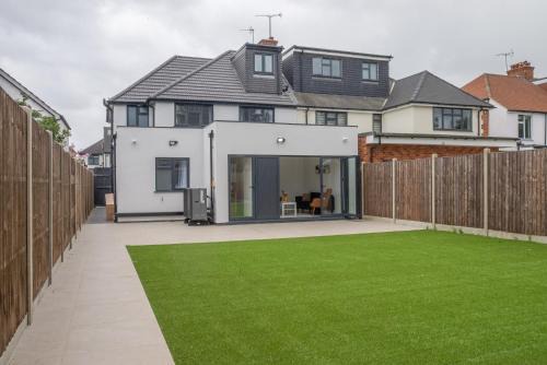 Spacious 7-Bedroom Family Home with 3 Parking Spaces in Harrow