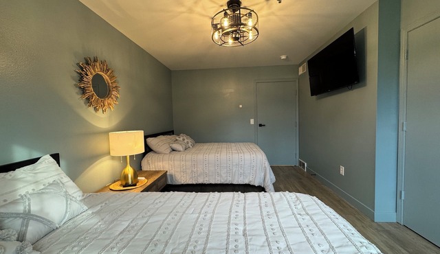 Spacious 7-bedroom house in charming Green Lake near Golf Course and Downtown