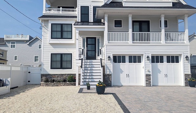 Spacious 7-bedroom house, only 8 house to the beach, with 6 decks and rooftop