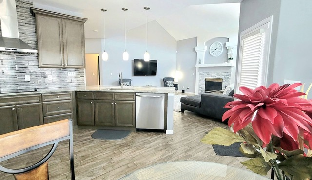 Spacious 7 Bedroom Home Near Shops/Dining/Scenic Trail; Easy Access to Downtown!