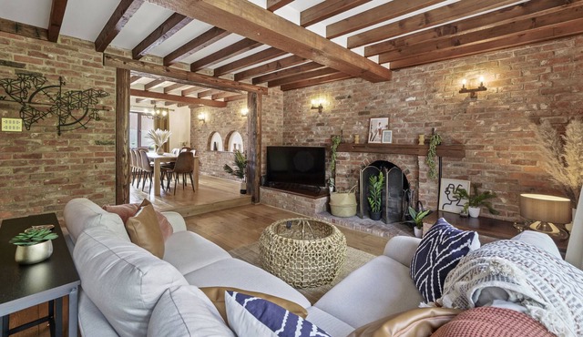 Spacious 7 bedroom house perfect for large groups