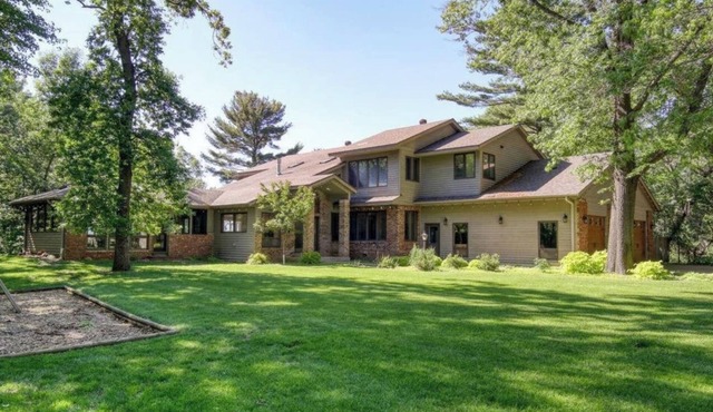 Spacious 7-bedroom house on the Lake, with AC, WiFi, in peaceful Menomonie WI