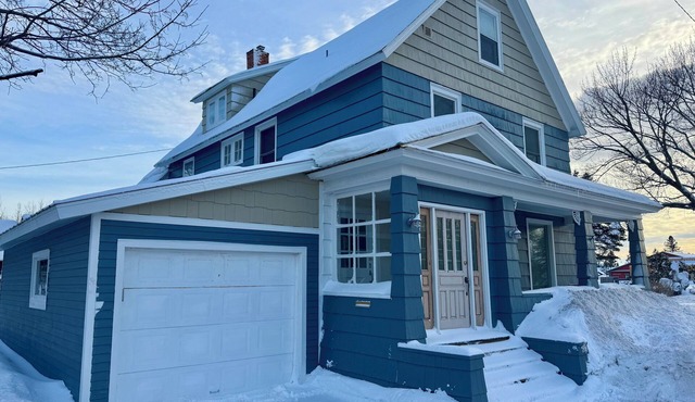 Spacious 7-bedroom house with WiFi, Garage, Sauna, and AC in amazing Calumet