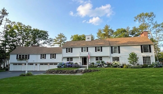 Spacious 7-bedroom house in peaceful Duxbury