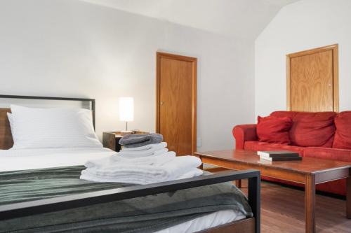 Spacious 7-Bedroom House in peaceful Milwaukie with WIFI, AC, Laundry