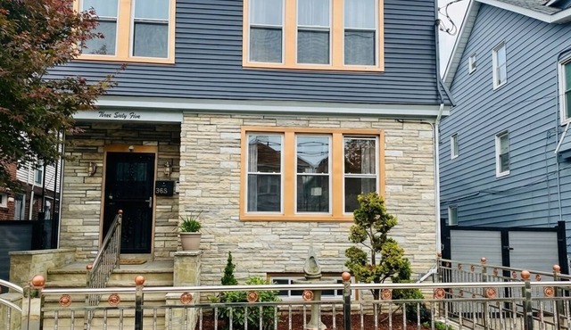 Spacious 7-bedroom House in Quaint Newark