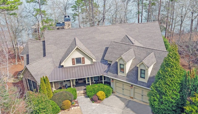 Spacious 7-bedroom lakefront at Currahee Club