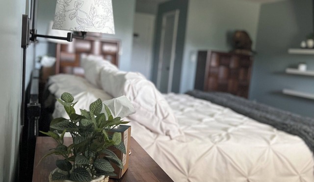 Spacious 7-bedroom lodge with WiFi and AC in peaceful countryside of Kenna,WV