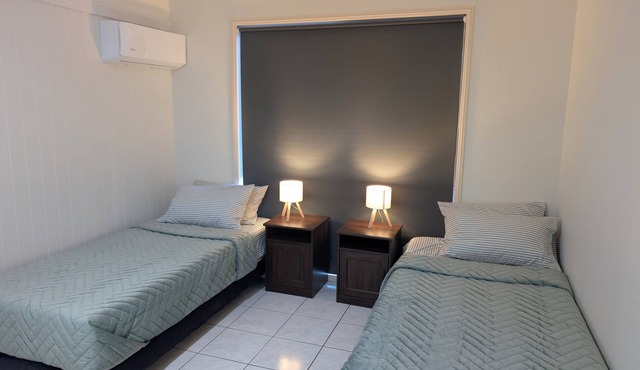 Spacious 7-Bedroom Retreat with Private Pool and near Theme Parks & Beaches