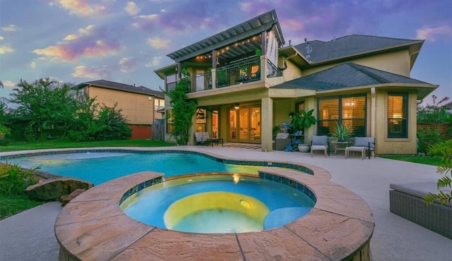 Spacious 7-bedroom luxury estate w/pool, fenced yard, sleeping 16 people