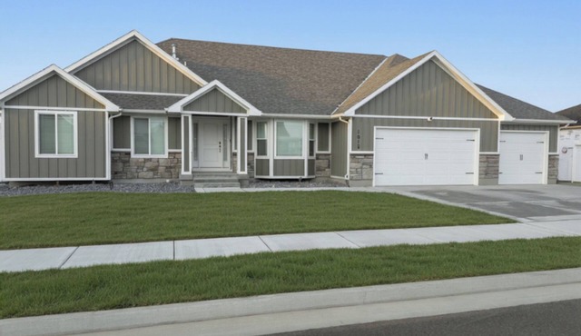 Spacious 7-bedroom house in Idaho Falls w/AC, Hottub/Swim Spa, Game Rm, Family