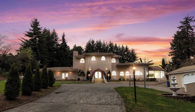 Spacious 7-bedroom Villa, 5 mins from SeaTac Airport with Tennis Court
