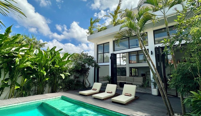 Spacious 7-bedroom villa in Canggu: Private chef, Pool, Movie theater