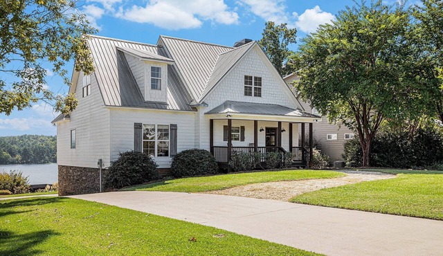Spacious 7-bedroom water front Lakehouse on lovely Lay Lake