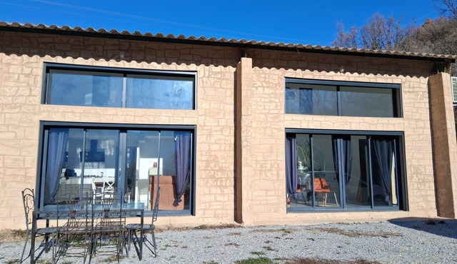 Spacious 7-person villa facing Montagne de Lure