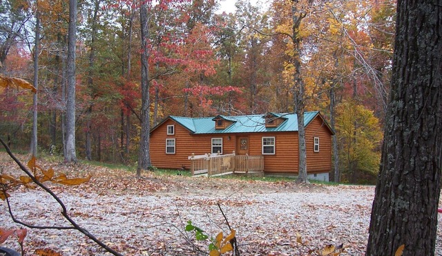 Spacious 740 sq ft Cabin w/Deck, Fire Pit & Disc Golf — Mins from Mammoth Cave