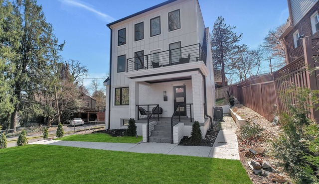 Spacious 7BR DC Home Sleeps 14 Perfect for Groups