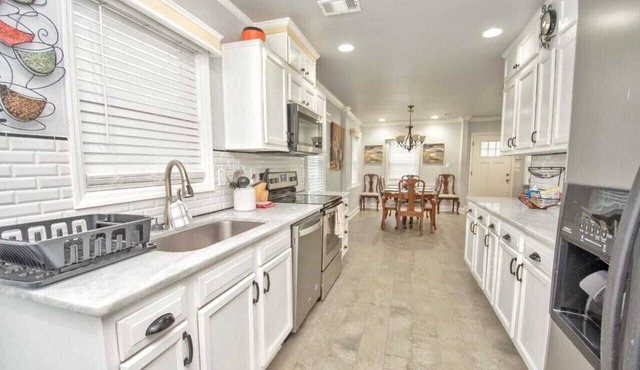 Spacious 7BR Retreat – Near Downtown & Six Flag7