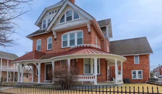 Spacious 7BR Victorian with Hot Tub and Firepit in Fredericksburg, PA