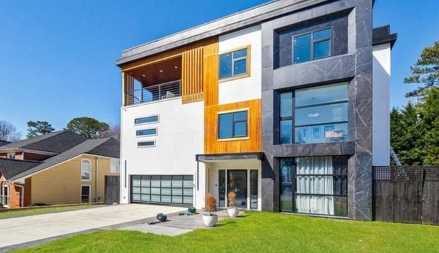 Spacious 7k sq ft 6-bedroom Modern house in Marietta.