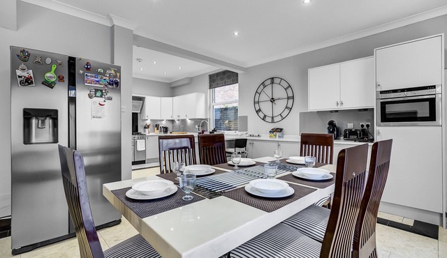 Spacious 8-Bed House Sleeps 16 | Near Tube