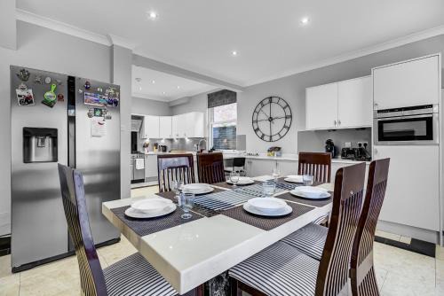 Spacious 8-Bed House Sleeps 16 Near Tube