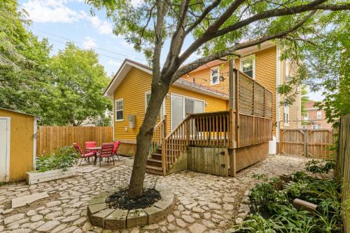 Spacious 8 bed stay - HOT TUB, Patio, fireplace, 3 full bathrooms private home in Moncton