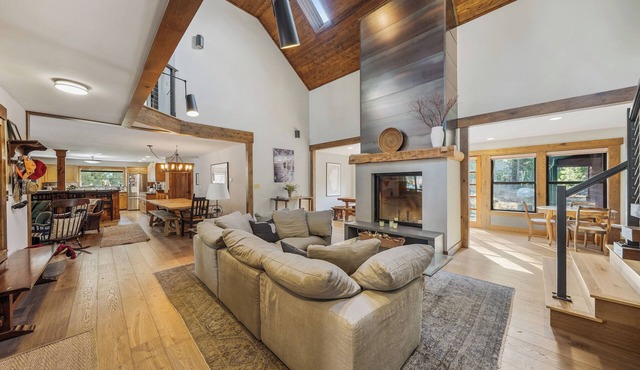 Spacious 8-bedroom, 6.5 bath mountain home in beautiful Tahoe Pines.