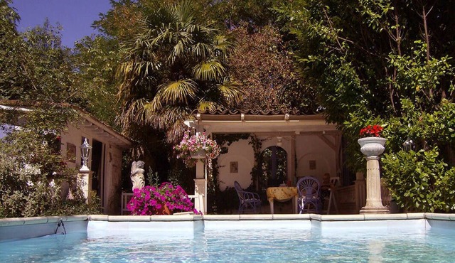 Spacious 8-bedroom cottage in southern France with pool , free WiFi and parking