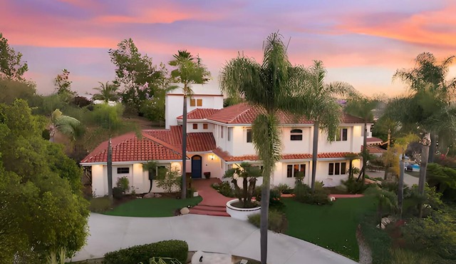 Spacious 8-bedroom estate in San Diego wine country