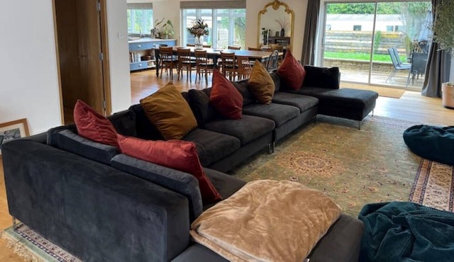 Spacious 8 bedroom house with fireplace