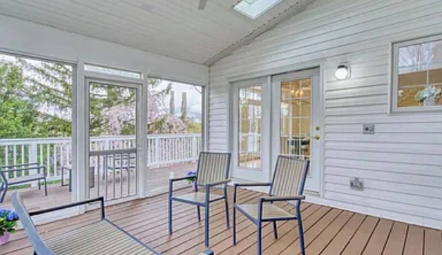 Spacious 8-bedroom house in lovely Arlington with WiFi, AC