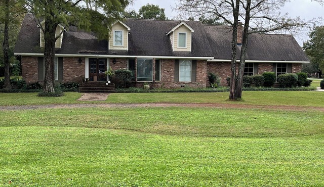 Spacious 8-bedroom house in charming Gulfport ; it is perfect for large group.