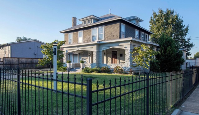 Spacious 8-bedroom house in charming midtown, WiFi, game rooms, fitness center