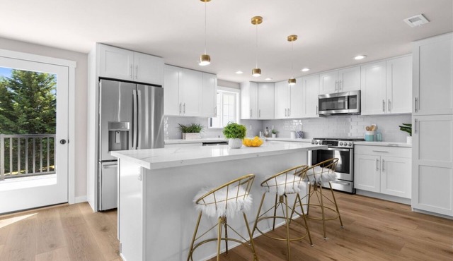 Spacious 8-bedroom house in pleasant Tukwila with AC, WiFi, rooftop deck