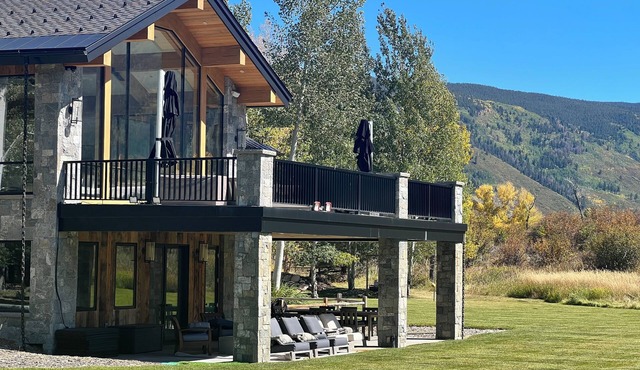 Spacious 8-bedroom house in tranquil Aspen with fitness room and private pond