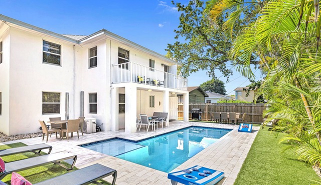 Spacious 8-bedroom house in Delray Beach Steps From Atlantic Av. Heated Pool.
