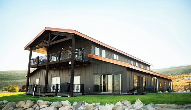 Spacious 8-bedroom house with a private heated pool, spa, pickleball and more!