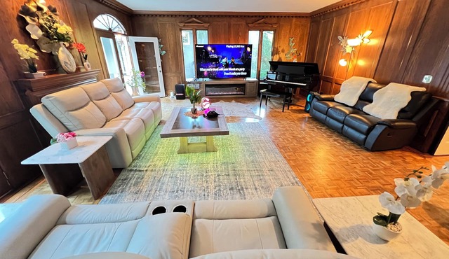 Spacious 8-bedroom villa with Pool/Spa/Waterfall