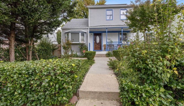 Spacious 8-bedroom house with AC and WiFi in charming Hyattsville