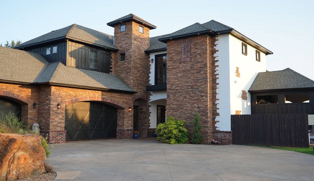Spacious 8 Bedroom w/Swimming Pool & Indoor Basketball Court. Close to BPS