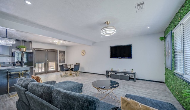 *Spacious 8 beds home 15 mins from Downtown*