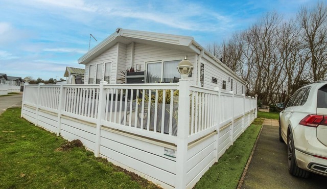 Spacious 8 berth luxury lodge for hire at Broadland Sands in Suffolk ref 20033CV