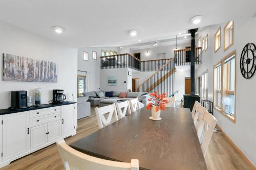 Spacious 8-Br Leech Lake Retreat with Game Room
