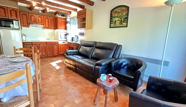 Spacious 8-Person Apartment with Balcony, Near Slopes, Saint-Lary-Soulan