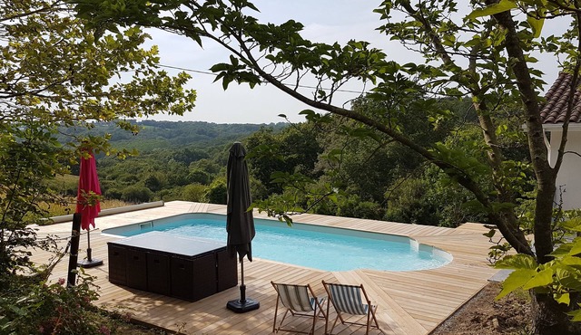 Spacious 8-person villa with pool and magnificent view near Biarritz-Hossegor