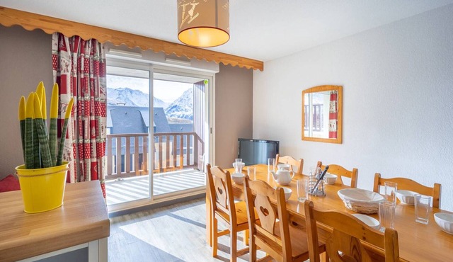 "Spacious 8-Person Apartment Near Peyragudes Slopes with Balcony & Free Parking"