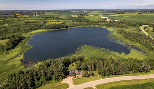 Spacious 9 Bedroom 6 bath on Private Lake Kayaks, Trails & Wildlife Nearby