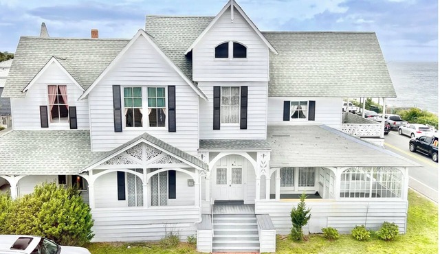 Spacious 9-bedroom house with Waterview, WiFi, AC in delightful Oak Bluffs